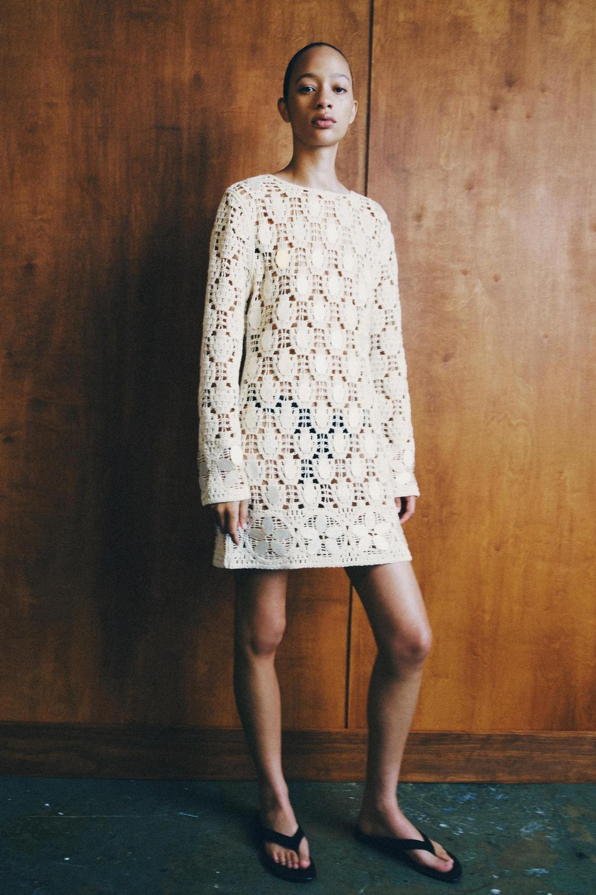 Robe blanche au crochet avec perles