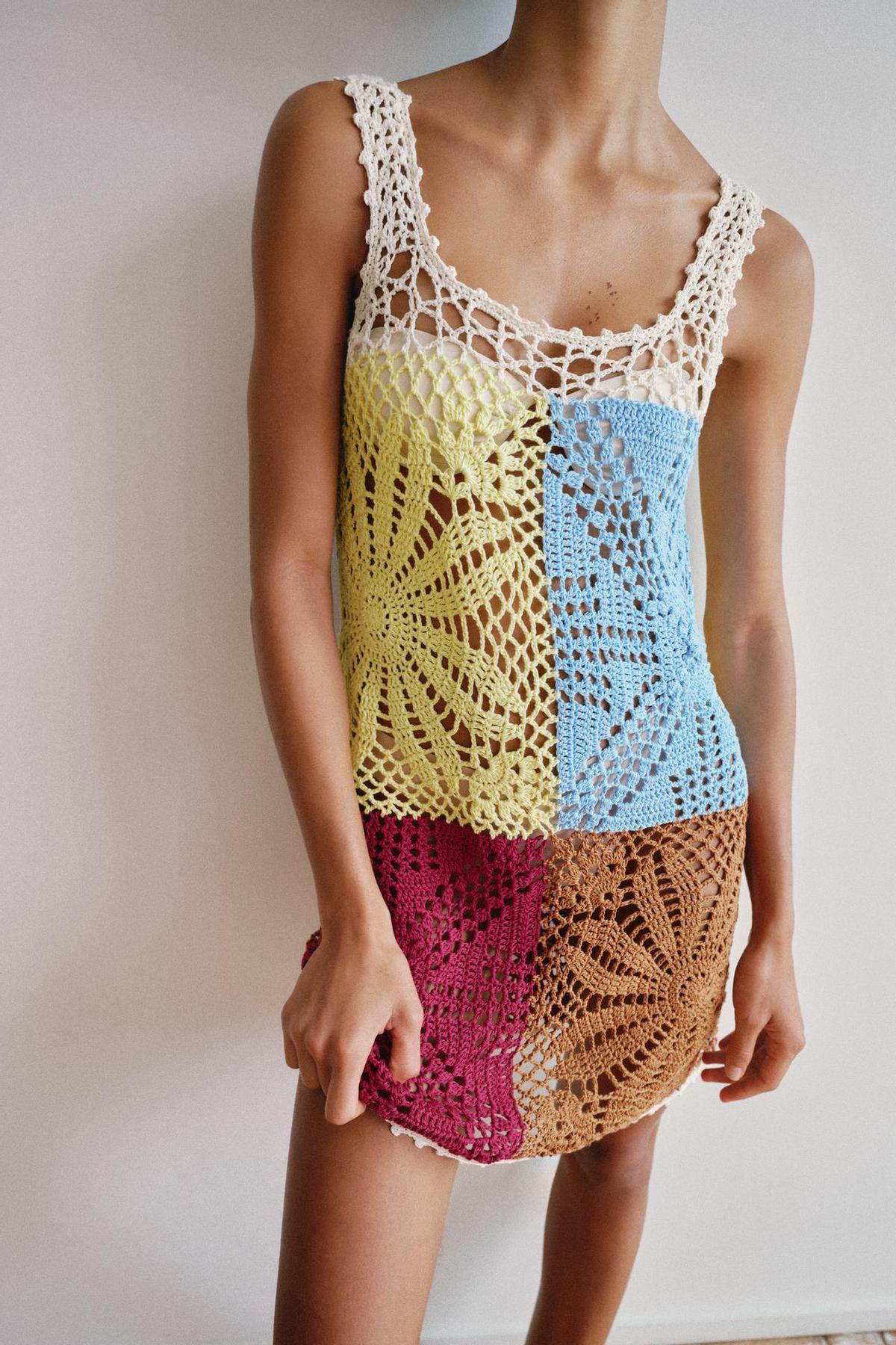Robe courte en crochet multicolore