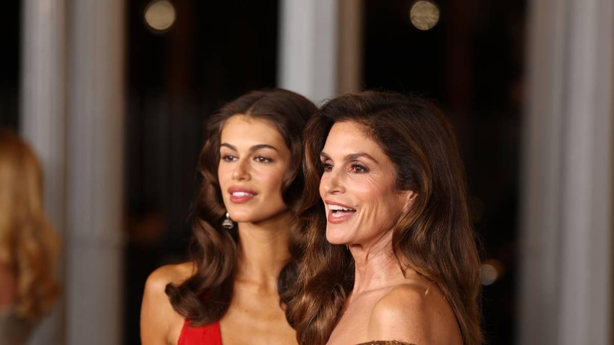Cindy Crawford (60 ans) lutte depuis 10 ans contre une affection du visage : "Les maquilleuses ont dû lever mes paupières pour pouvoir me maquiller"