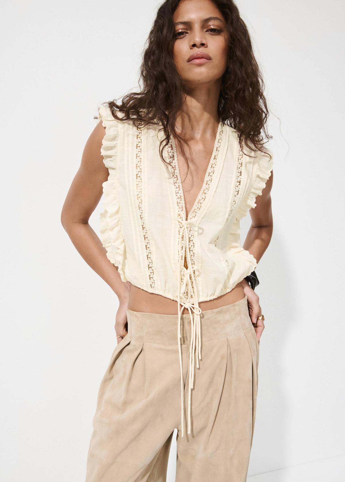 Blouse à volants et dentelle