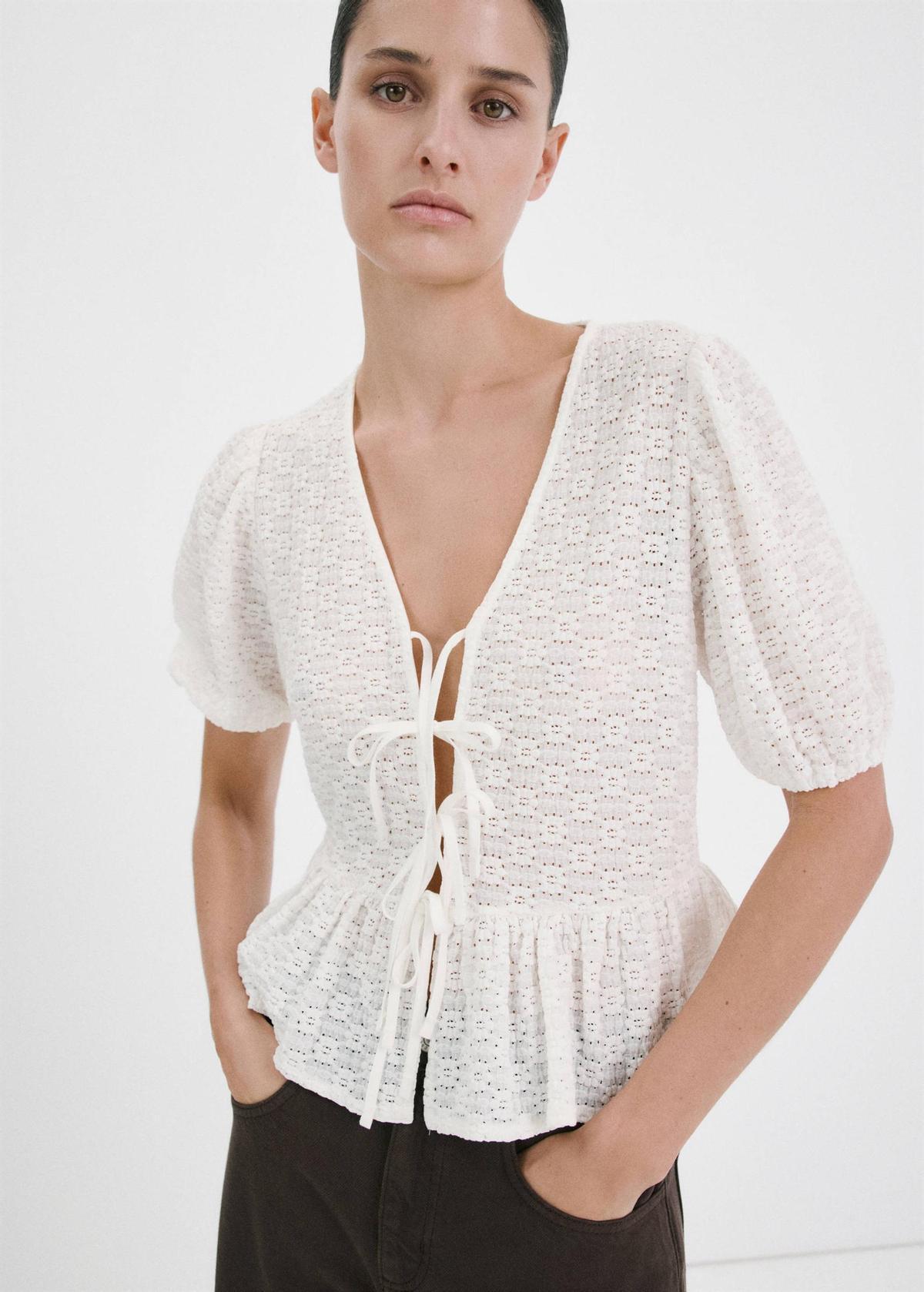Blouse blanche avec broderies et nœuds