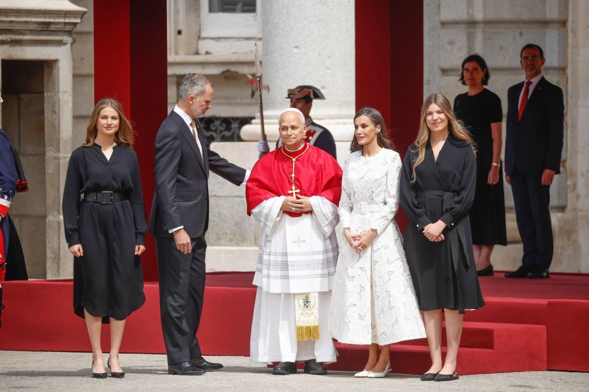 Toute la famille royale reçoit le pape Léon XIV au Palais Royal