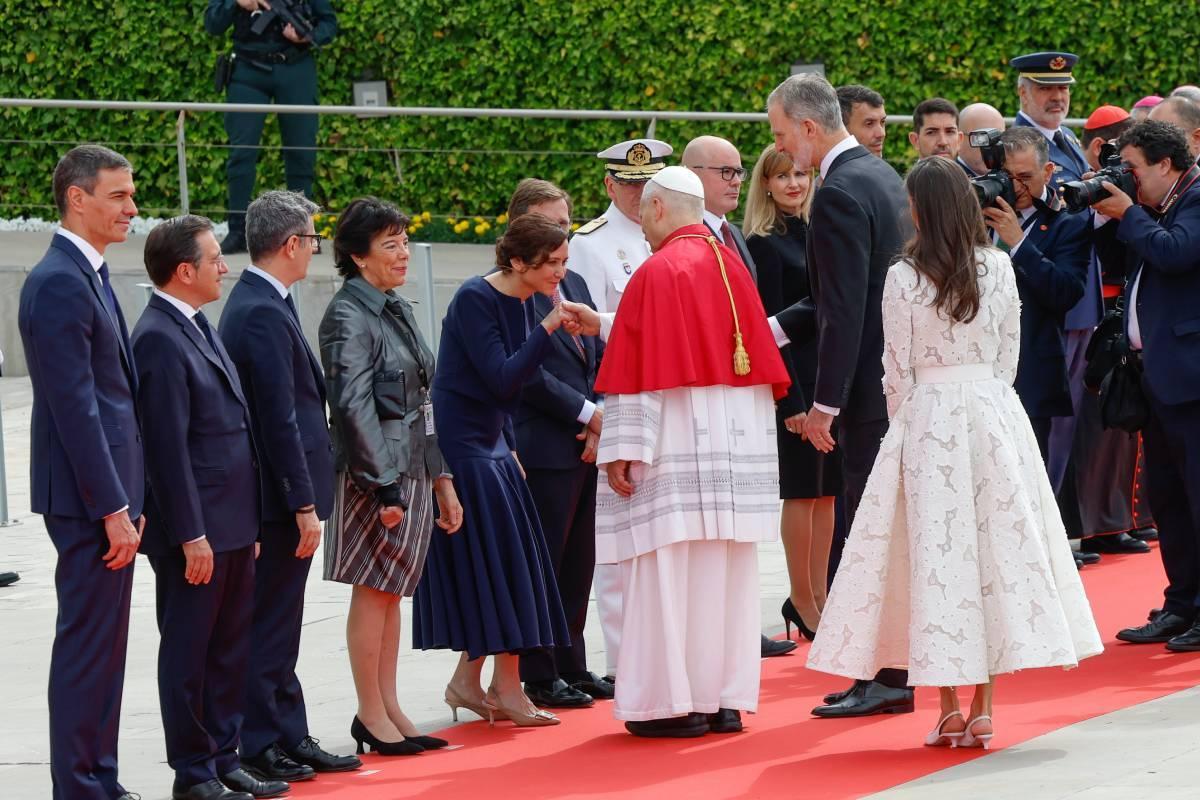 La réception du pape Léon XIV à l'aéroport de Madrid