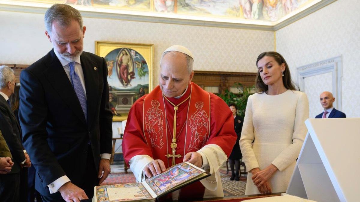 L'accueil émouvant du pape Léon XIV aux rois Felipe VI et Letizia au Vatican : privilège blanc, protocole et projets futurs