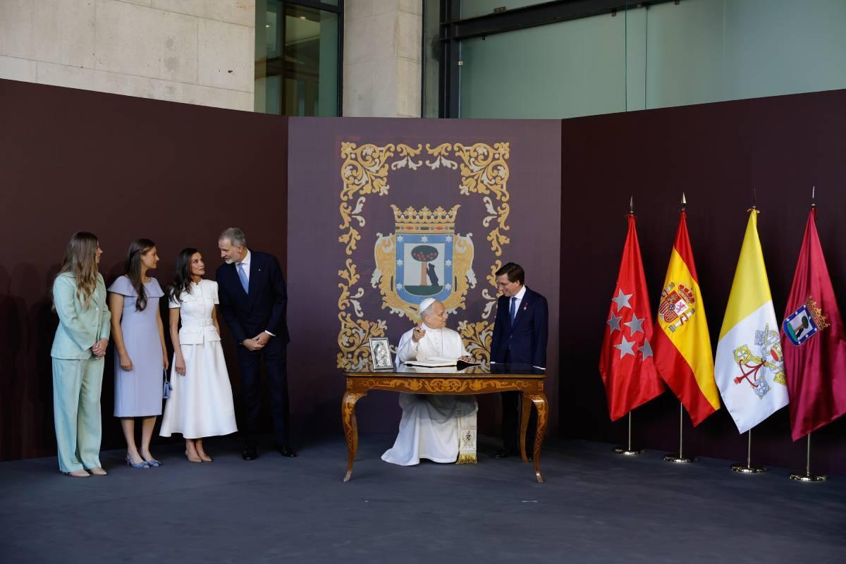 La reine Letizia utilise à nouveau le privilège des blancs pour la messe du pape Léon XIV à Madrid