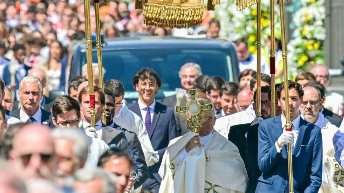 Plus de 1,2 million de personnes se sont rassemblées sur la Plaza de Cibeles à Madrid pour accueillir le pape Léon XIV