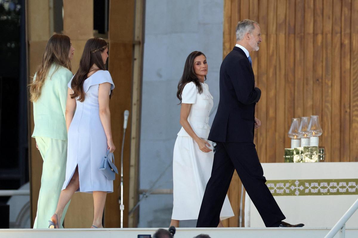 Tenue de la reine Letizia pour la messe du pape Léon XIV