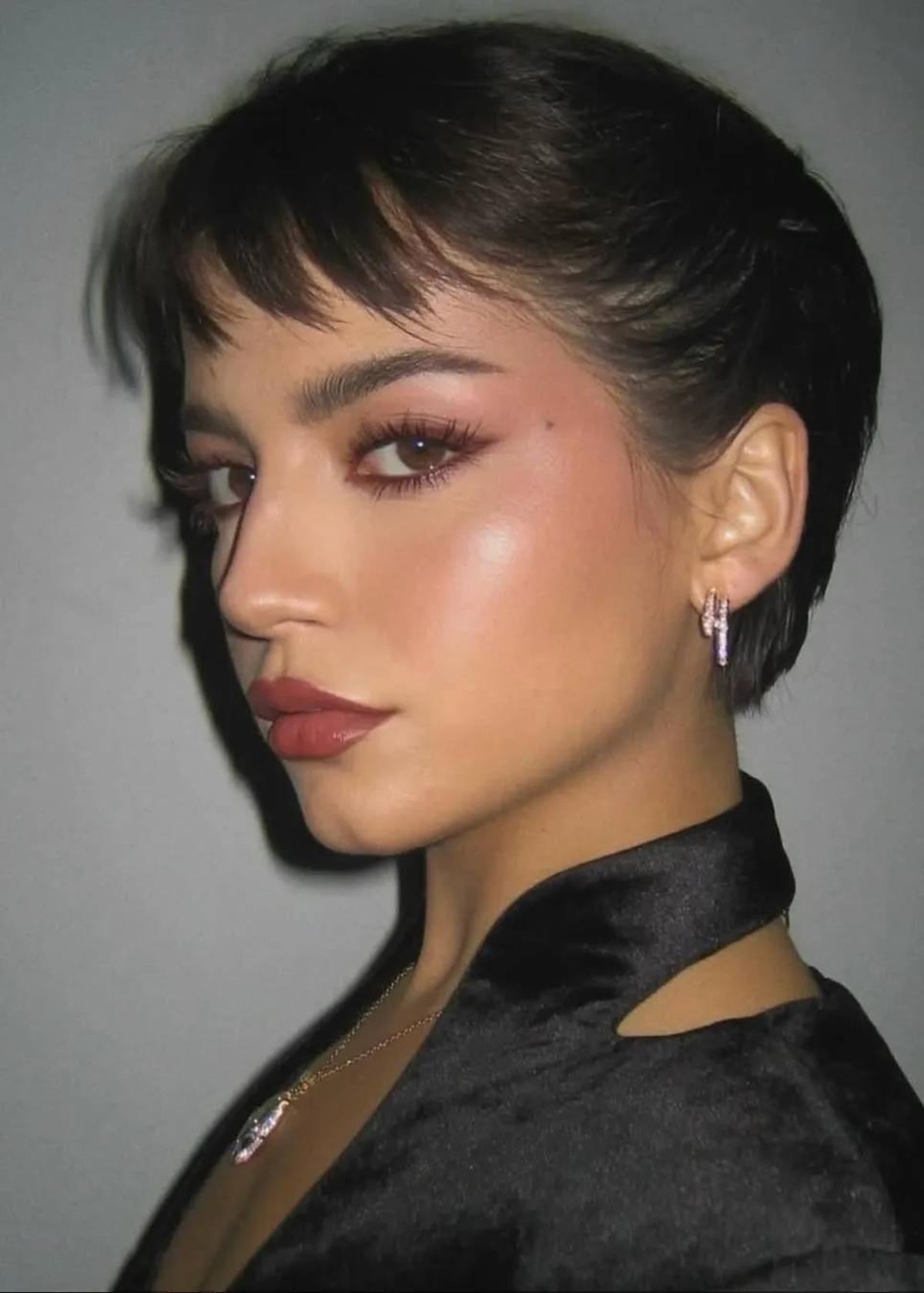 Maquillage des yeux avec des cils bordeaux.