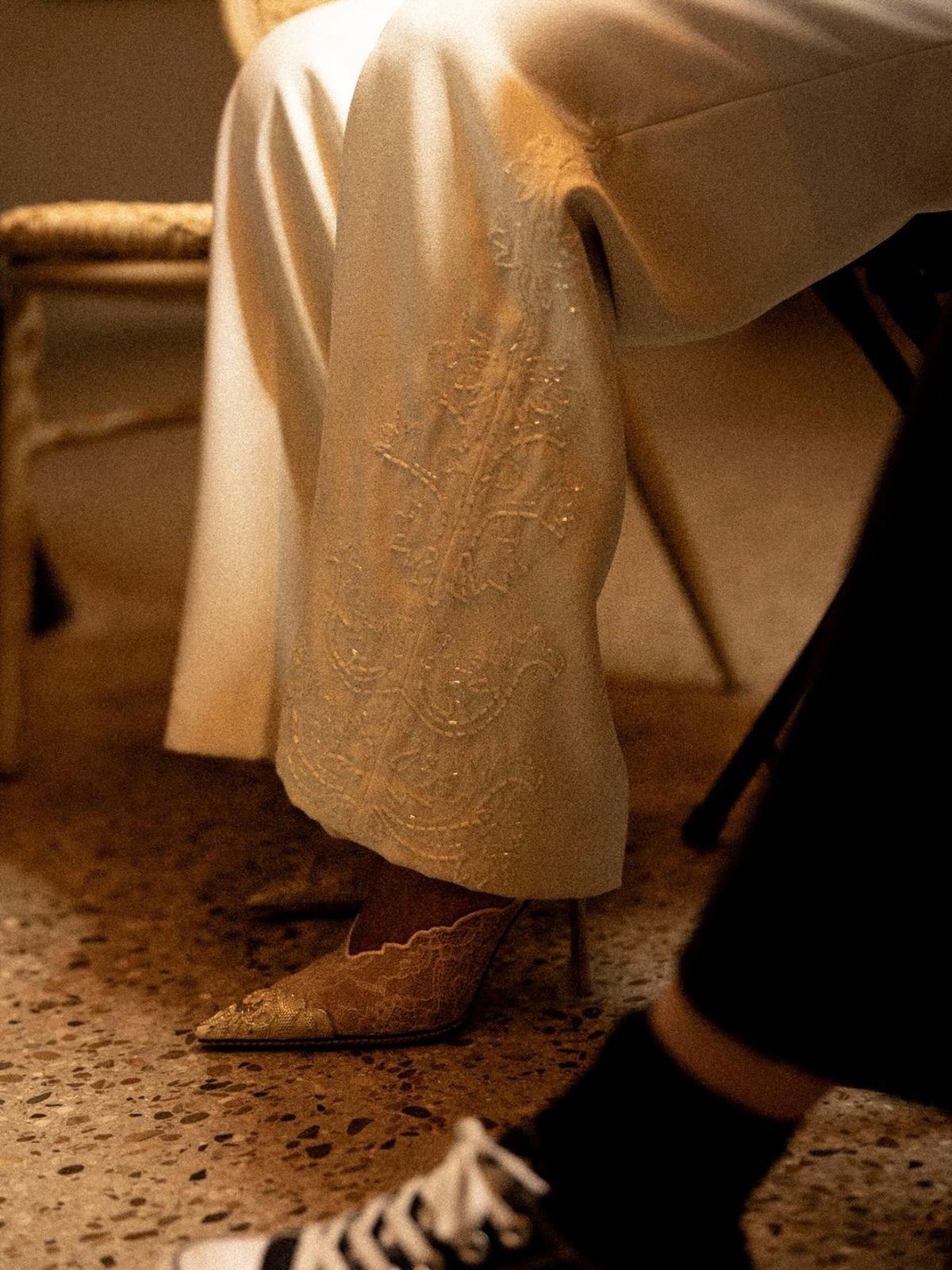 Détail du pantalon et des chaussures
