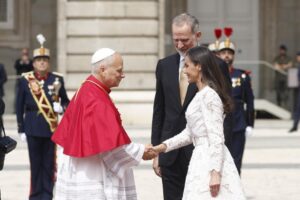 La reine Letizia, en blanc devant le pape Léon XIV : voici comment fonctionne le « privilège blanc », la tradition la plus curieuse du protocole du Vatican
