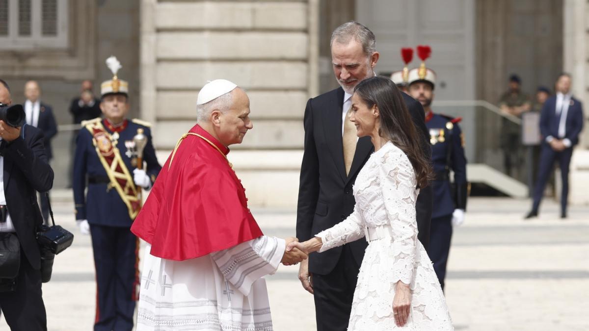 La reine Letizia, en blanc devant le pape Léon XIV : voici comment fonctionne le « privilège blanc », la tradition la plus curieuse du protocole du Vatican