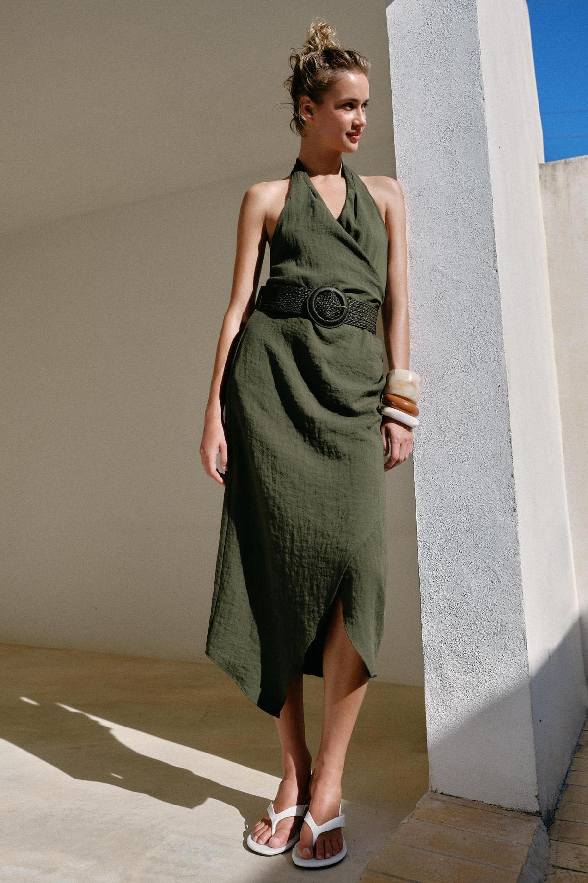 Robe dos nu en lin avec ceinture