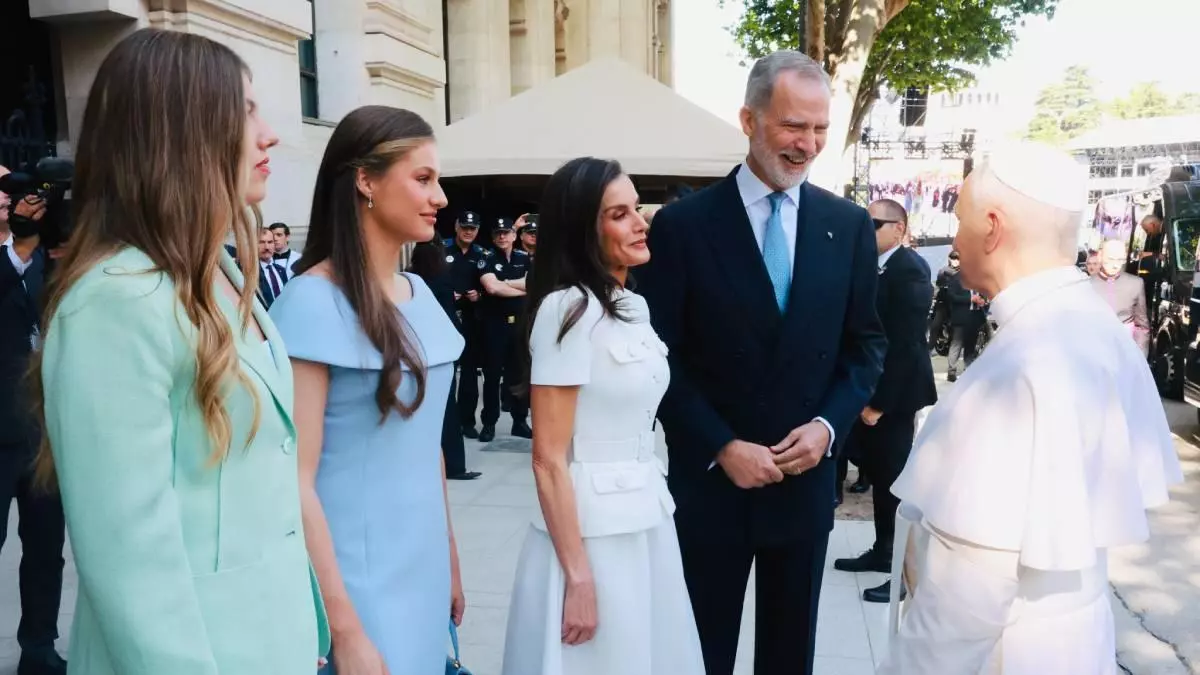 Sous les applaudissements, c'est ainsi que les rois et leurs filles ont été reçus à leur arrivée à la messe de Cybèle du pape Léon XIV.