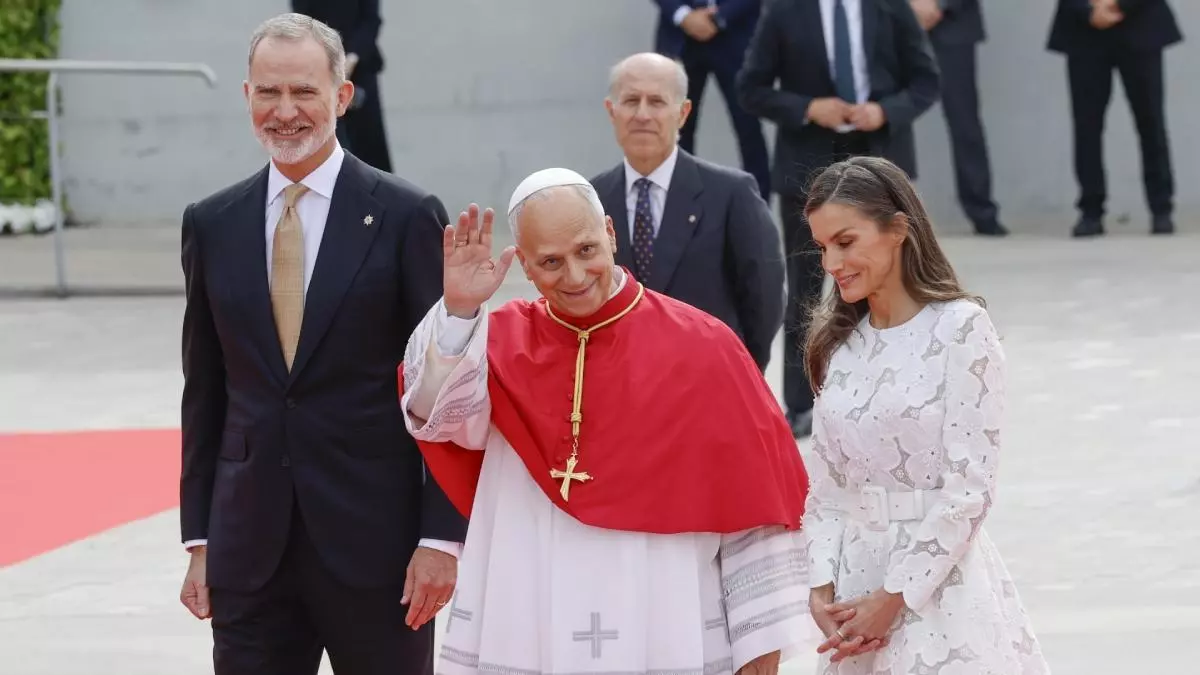 Le roi Felipe VI et la reine Letizia reçoivent le pape Léon XIV à Barajas après son débarquement à Madrid