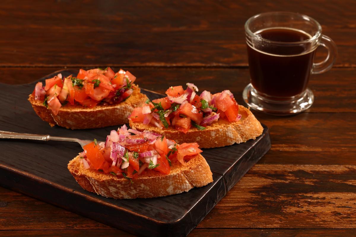 Pain à la tomate, huile d'olive et café