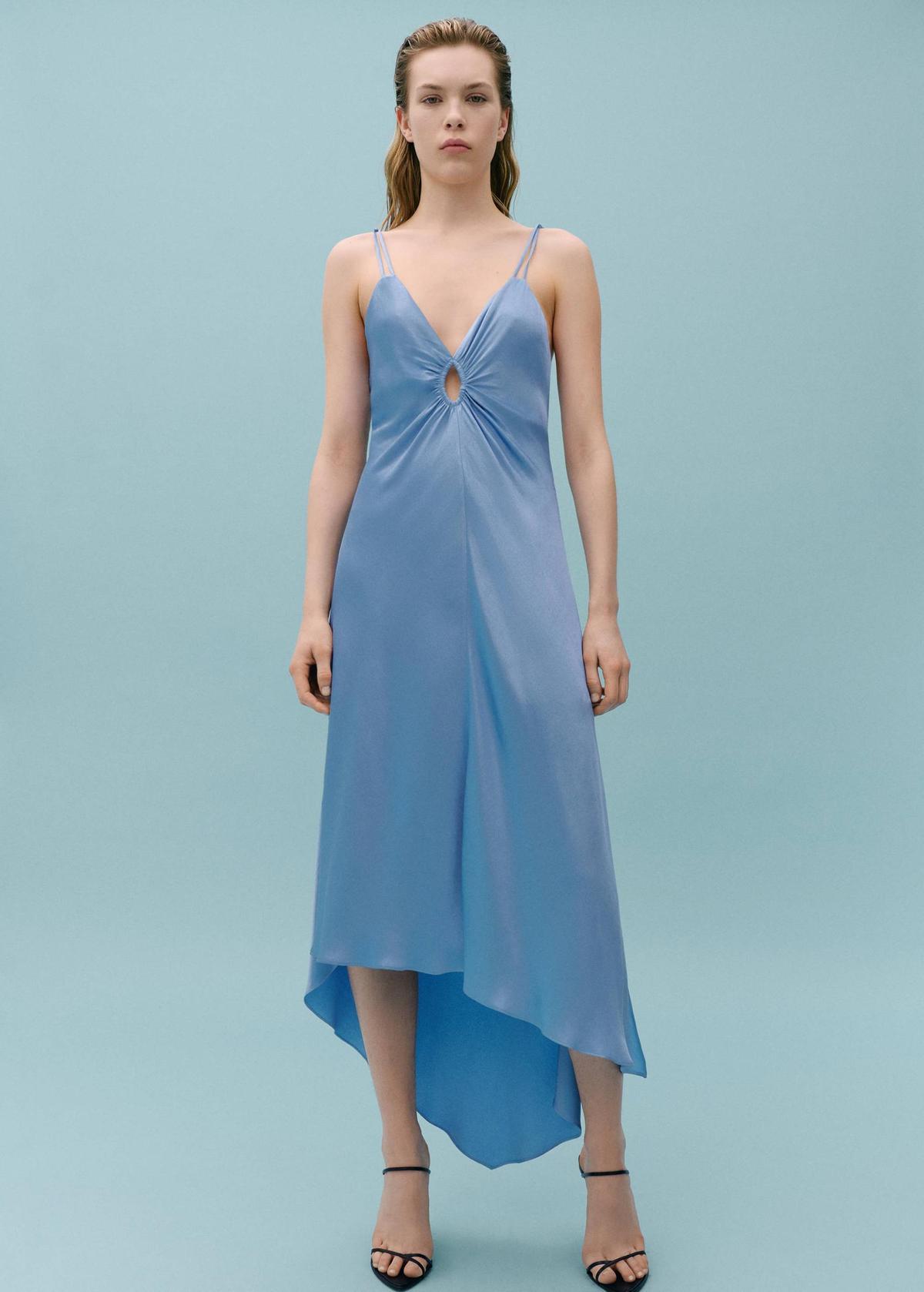 Robe asymétrique en satin bleu pastel