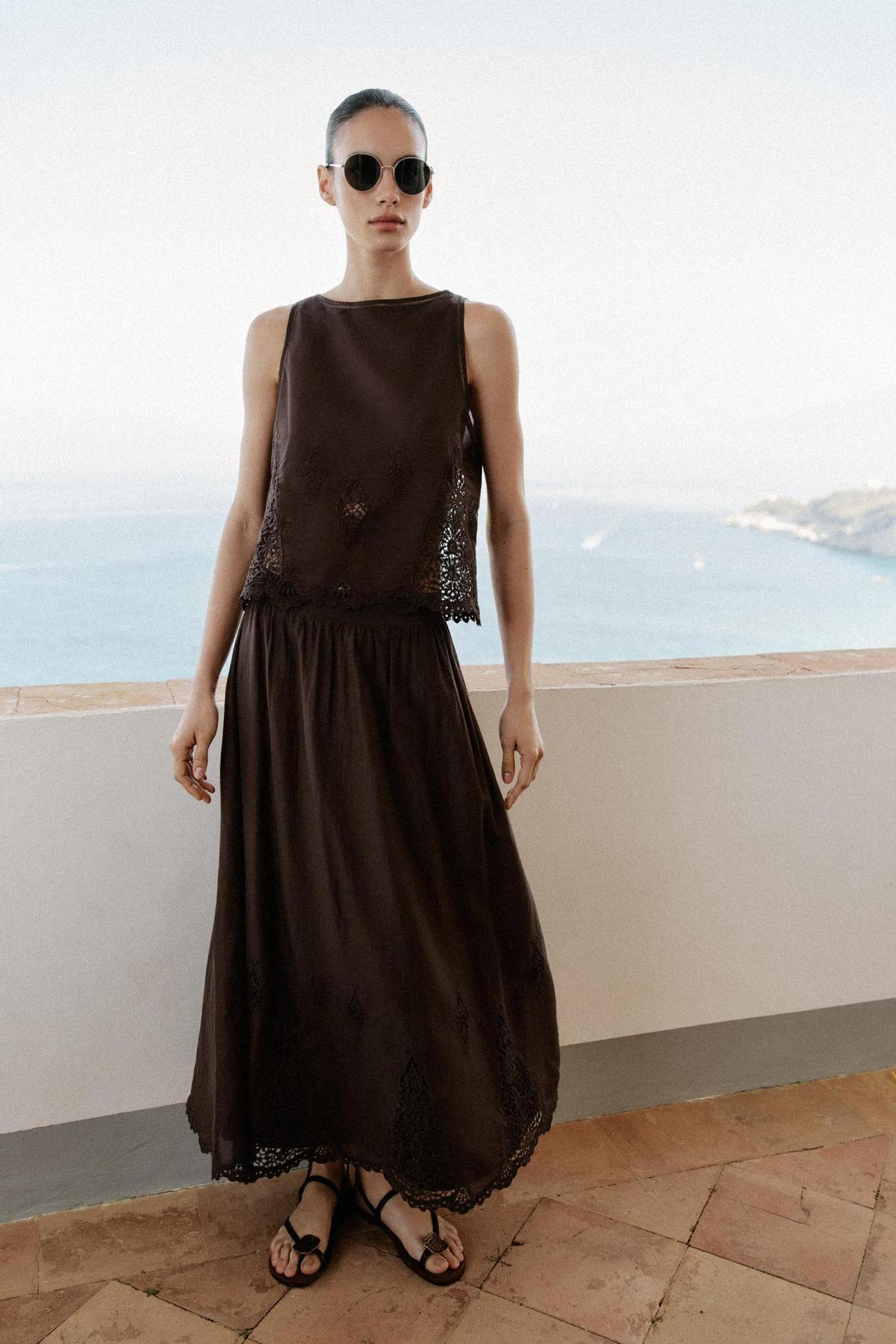 Ensemble haut midi et jupe marron avec broderie