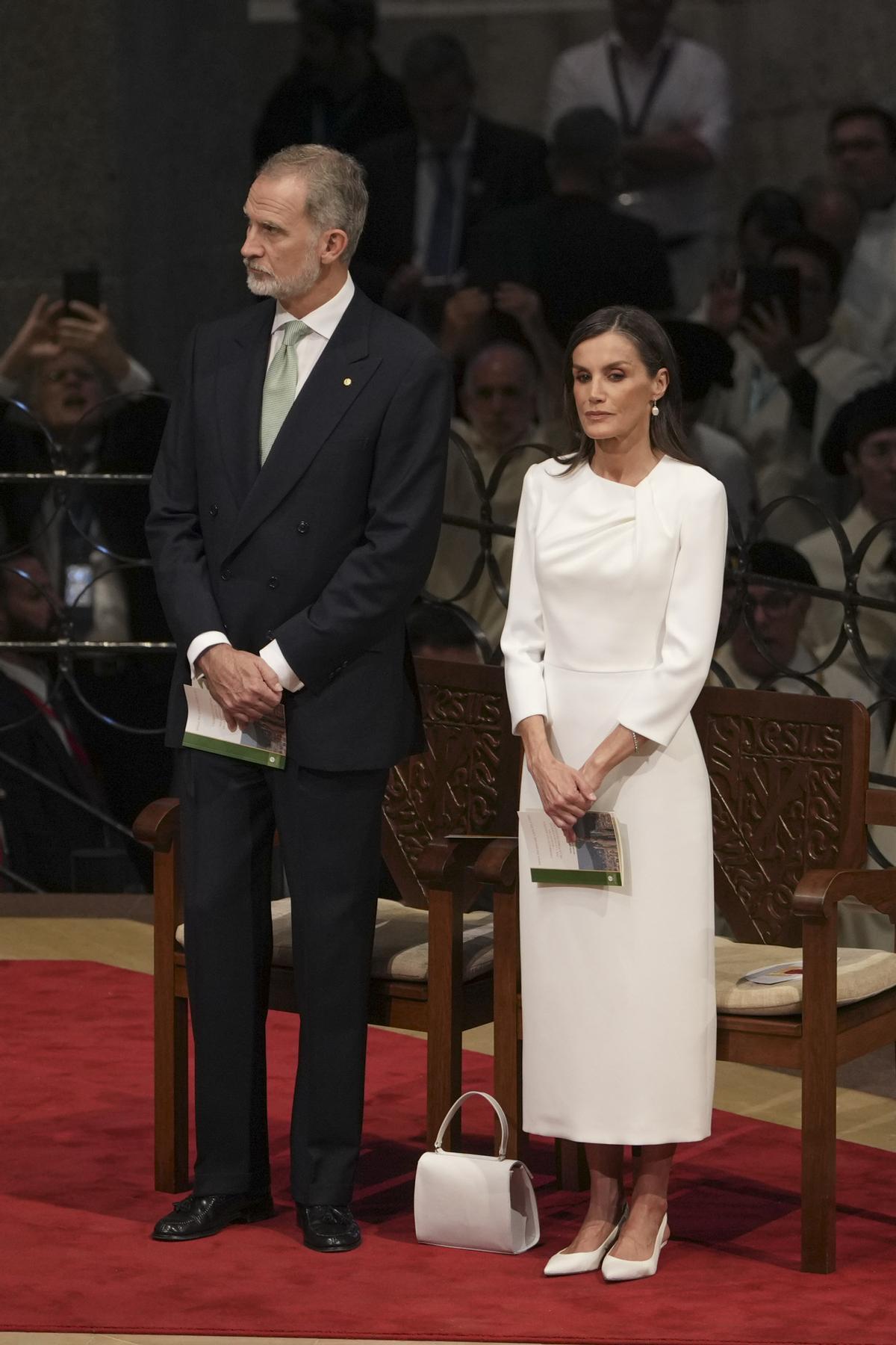 La reine Letizia dans une robe blanche de Redondo Brand