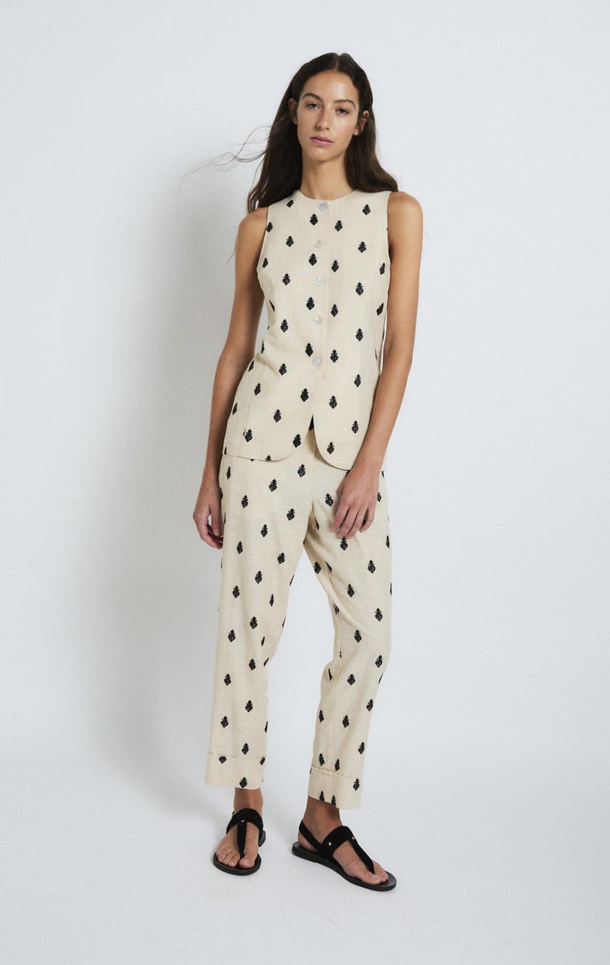 Ensemble en lin avec broderie