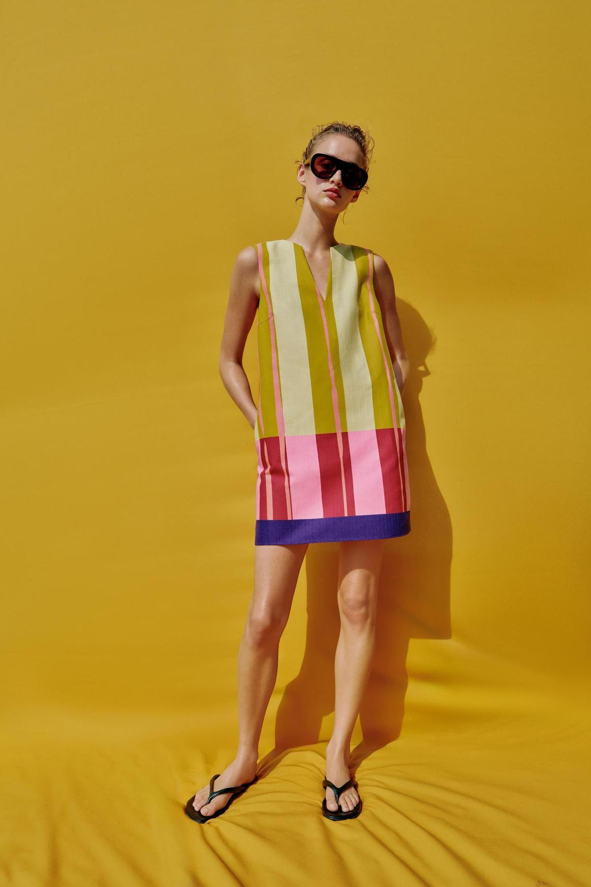 Robe courte à rayures multicolores