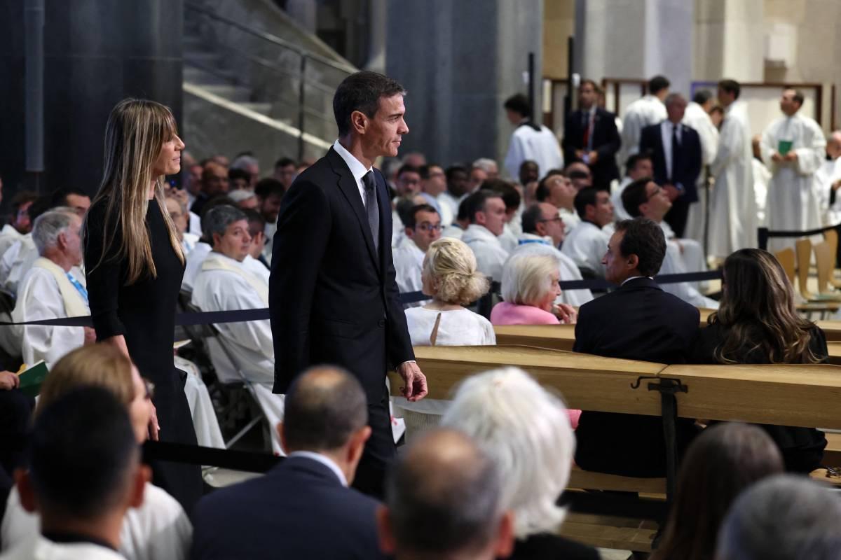 Pedro Sánchez et Begoña Gómez arrivent à la messe du pape Léon XIV à la Sagrada Familia