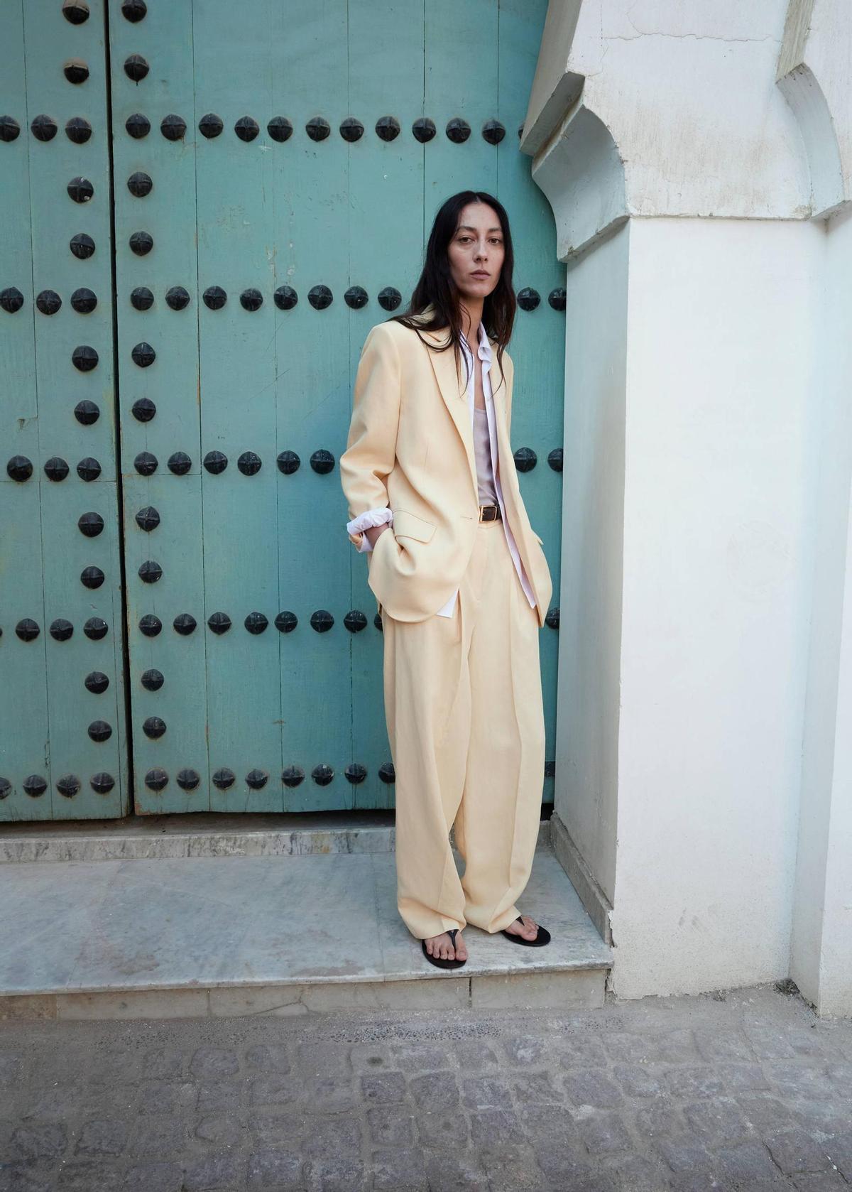 Pantalon en lin plissé jaune beurre