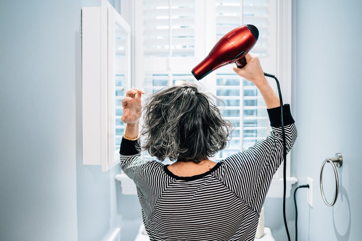 Sécher les cheveux gris