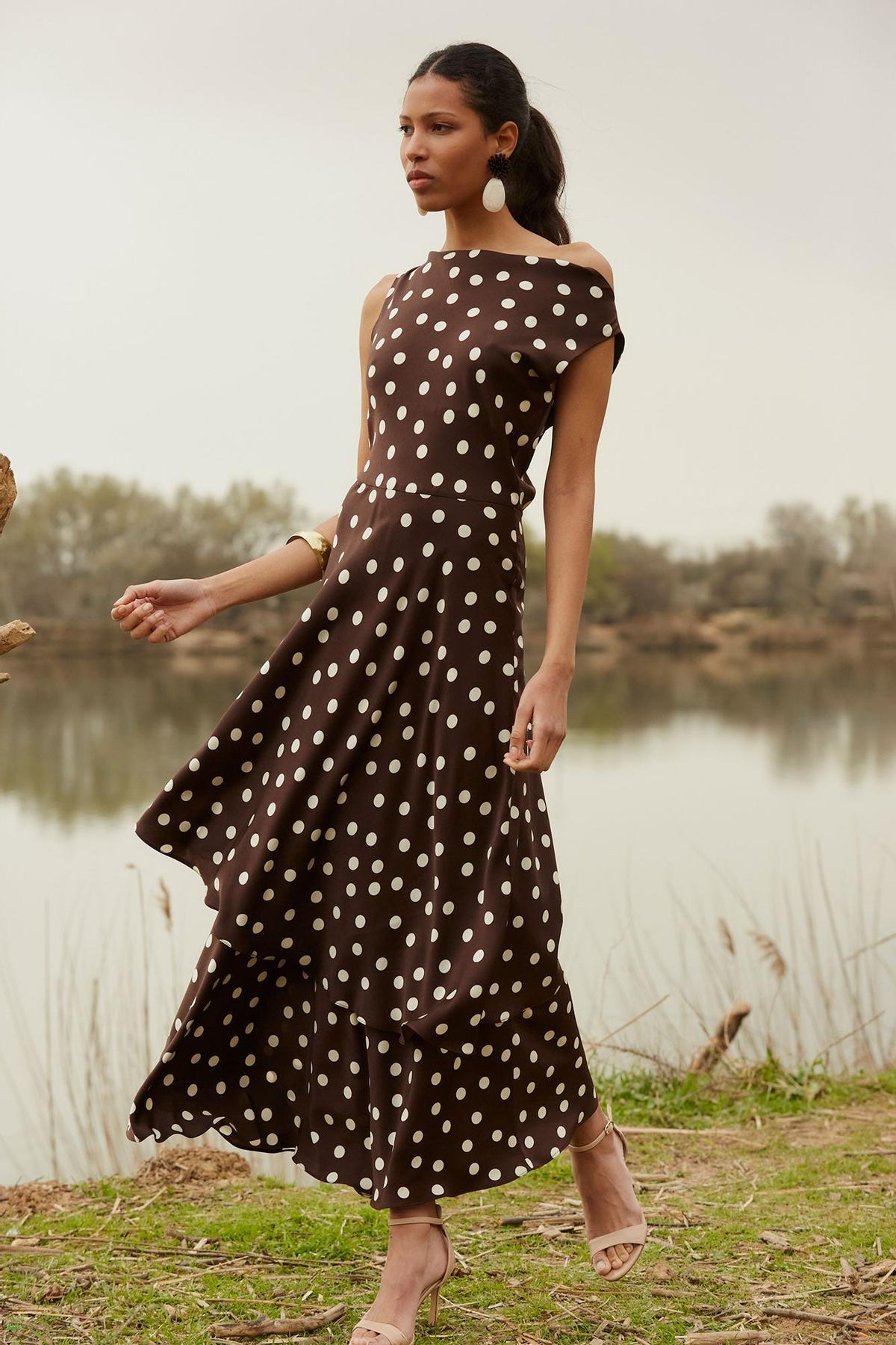 Robe marron à pois