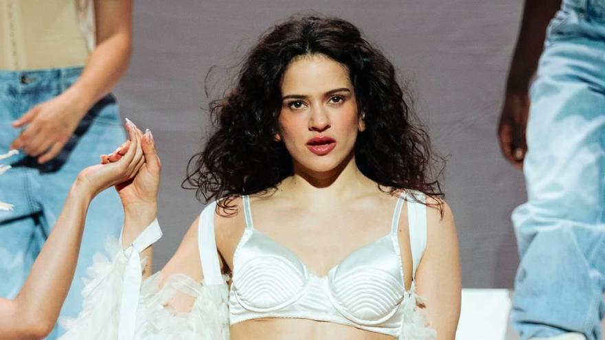 Rosalía réapparaît à Boston (magnifique, avec des looks Dior) et explique pourquoi elle a annulé trois concerts aux États-Unis : "Les proches doivent passer en premier"