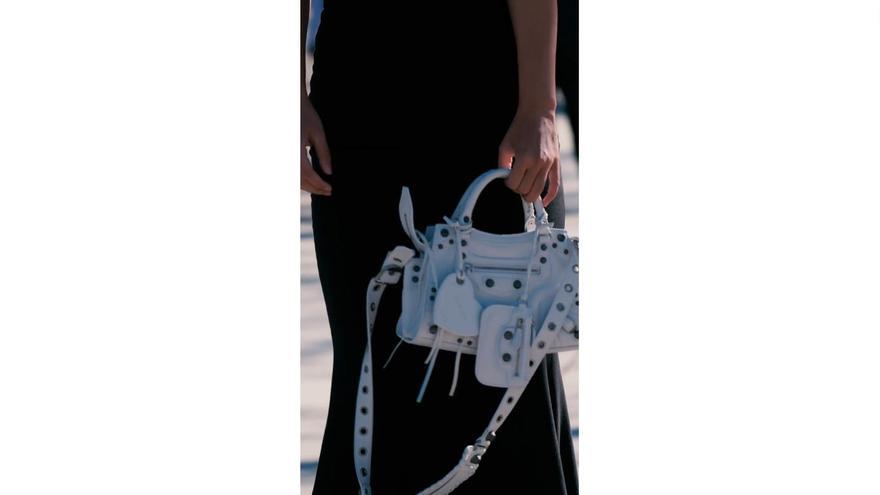 Le sac de luxe le plus recherché de Balenciaga envahit les rues parisiennes