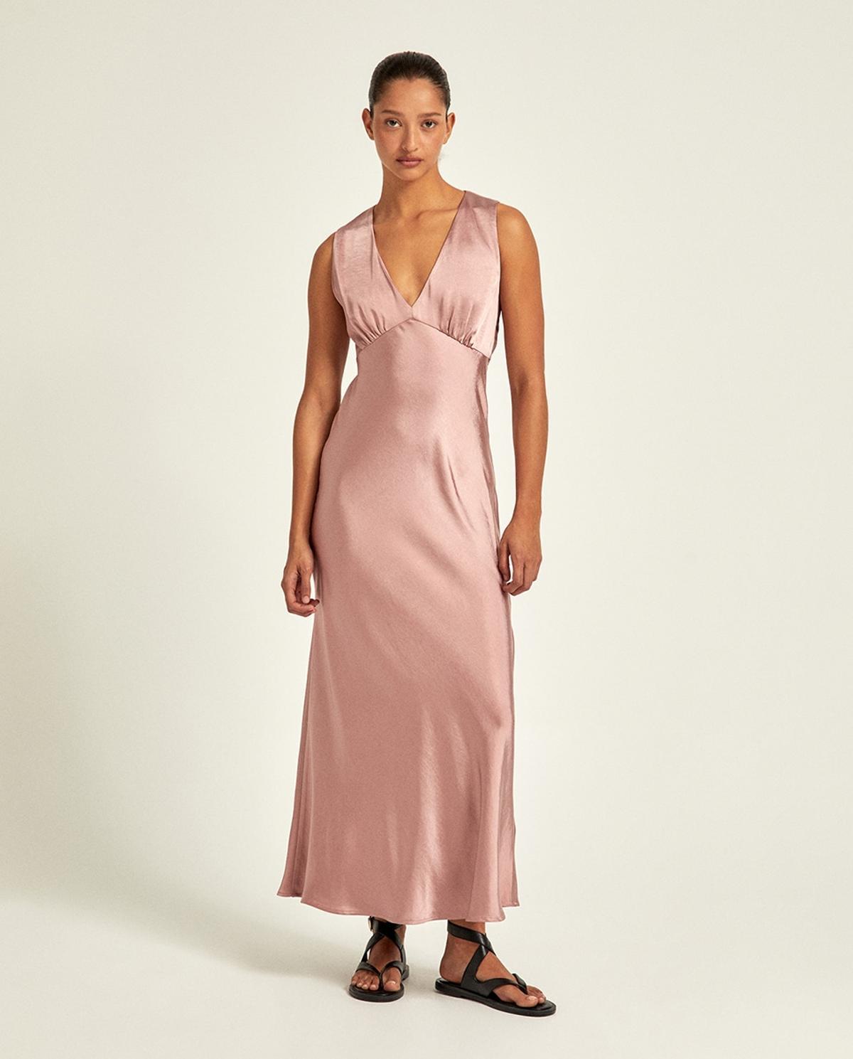 Robe en satin rose pastel