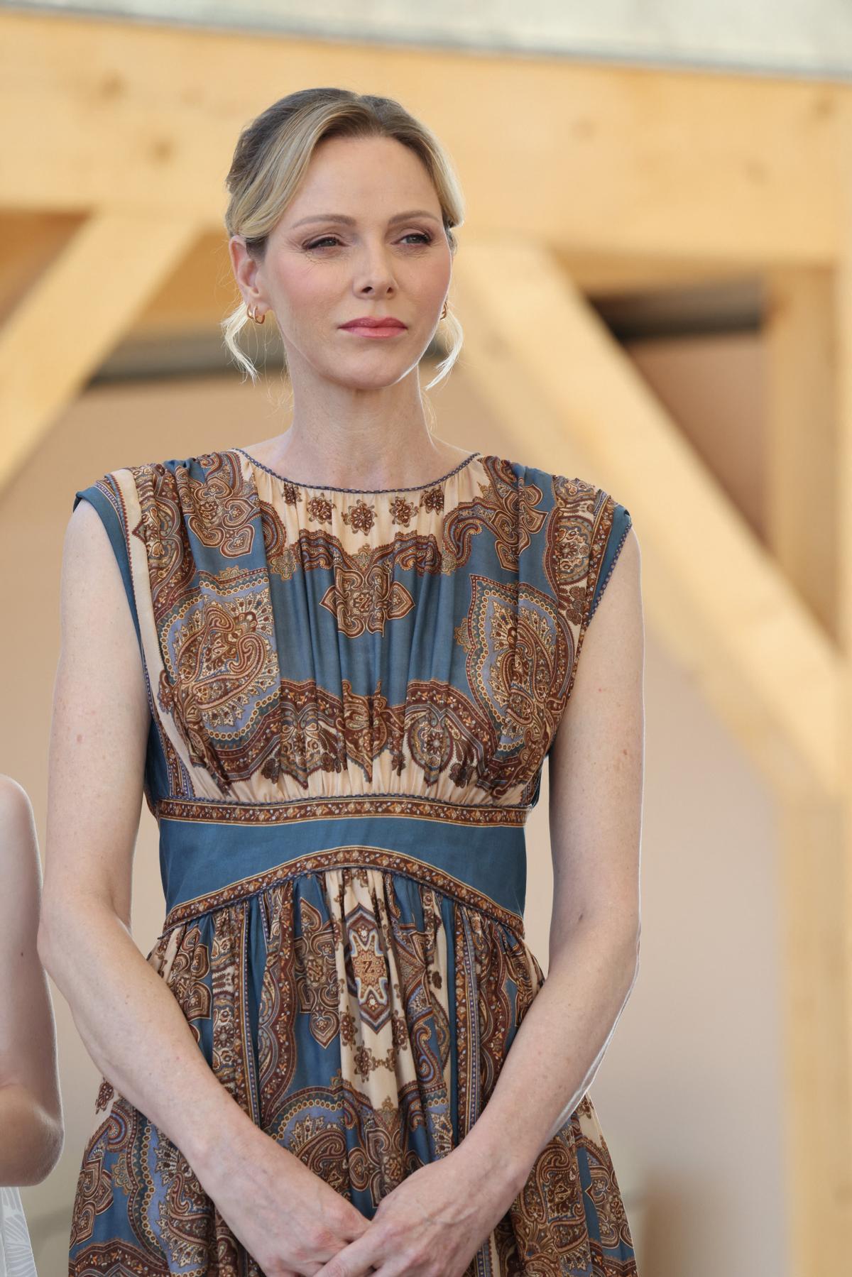 Charlène de Monaco avec une robe imprimée et un chignon bas