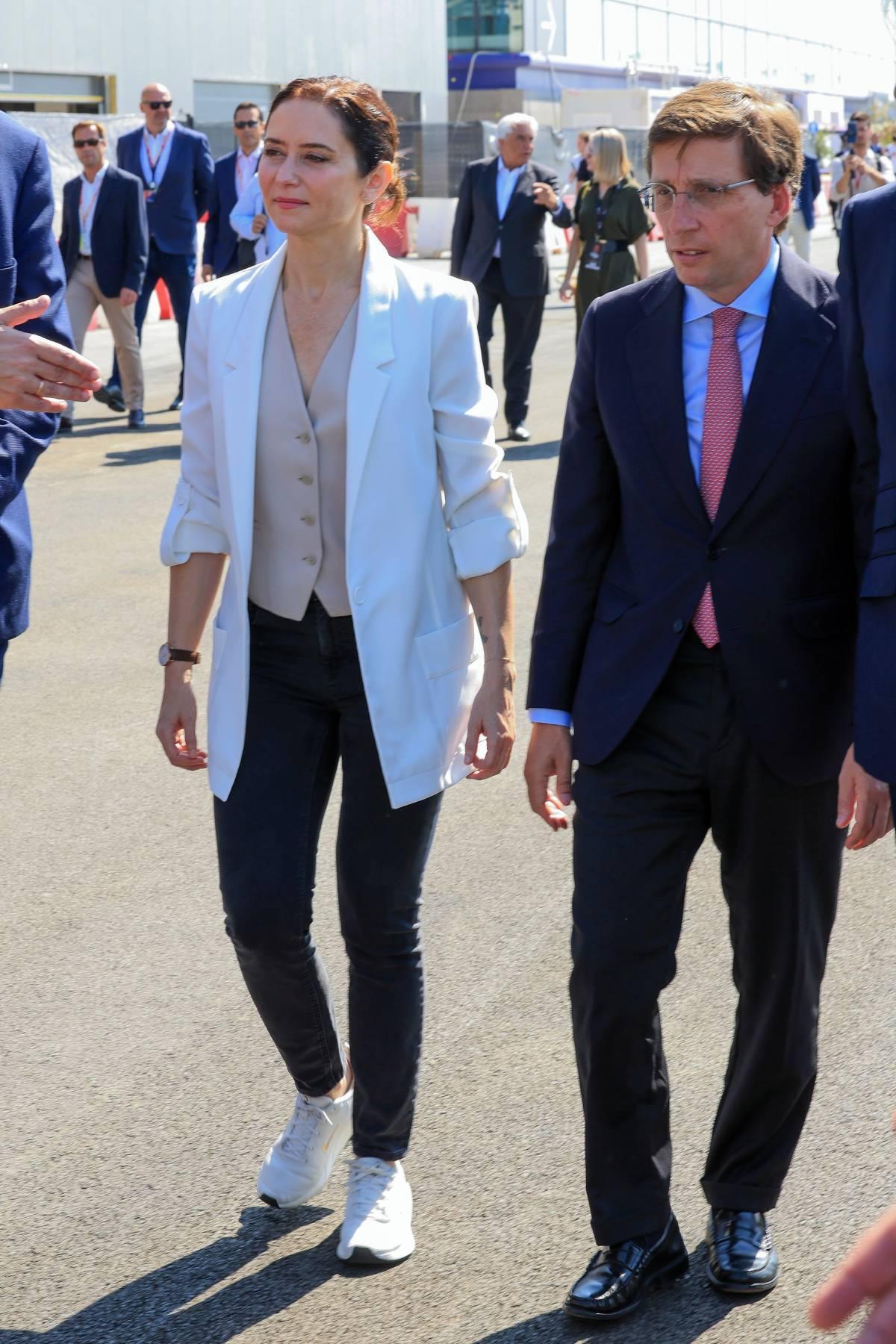 Ayuso choisit un look confortable pour la présentation du circuit de Formule 1 à Madrid
