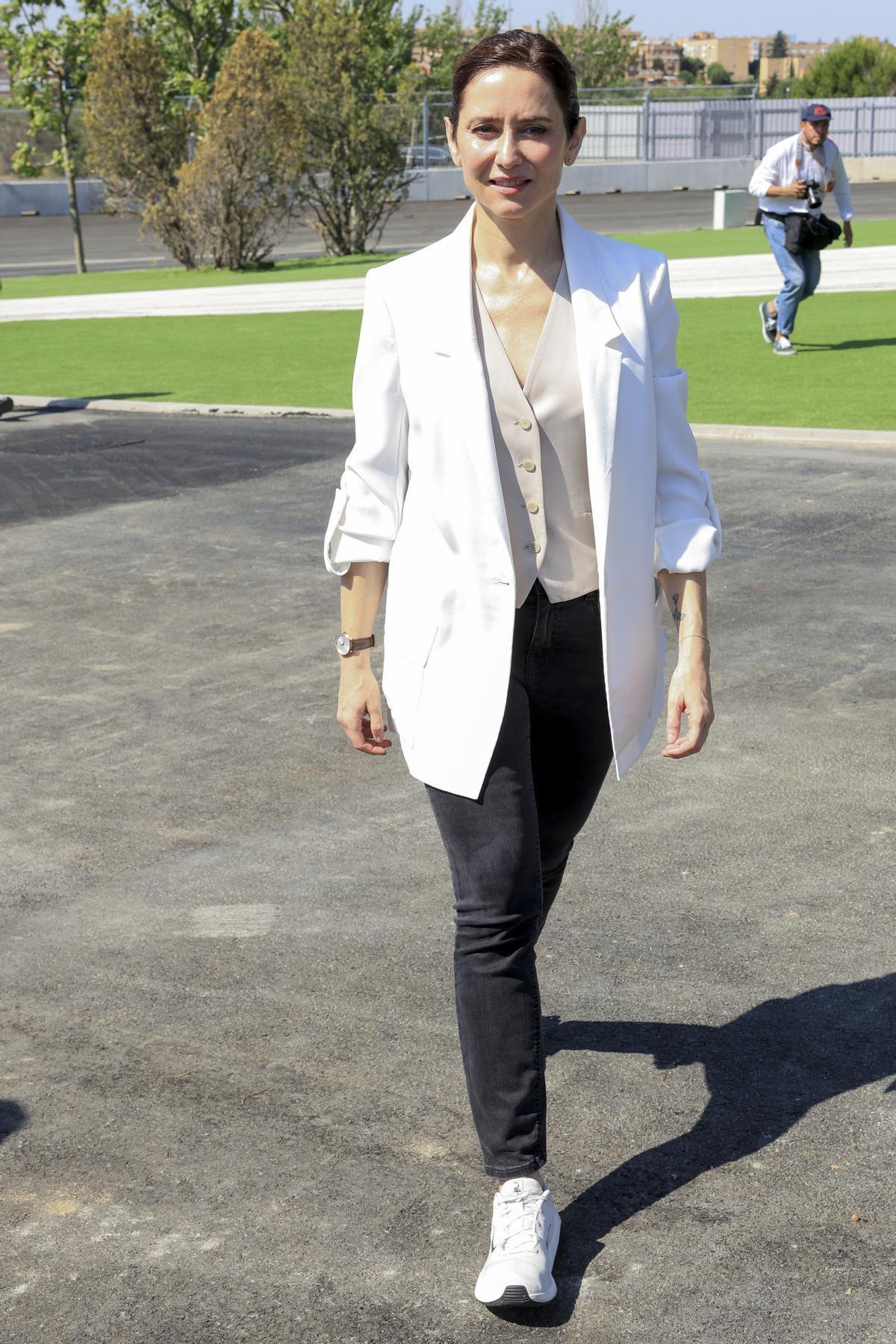 Isabel Díaz Ayuso change de talons pour des baskets lors de son épreuve de Formule 1.
