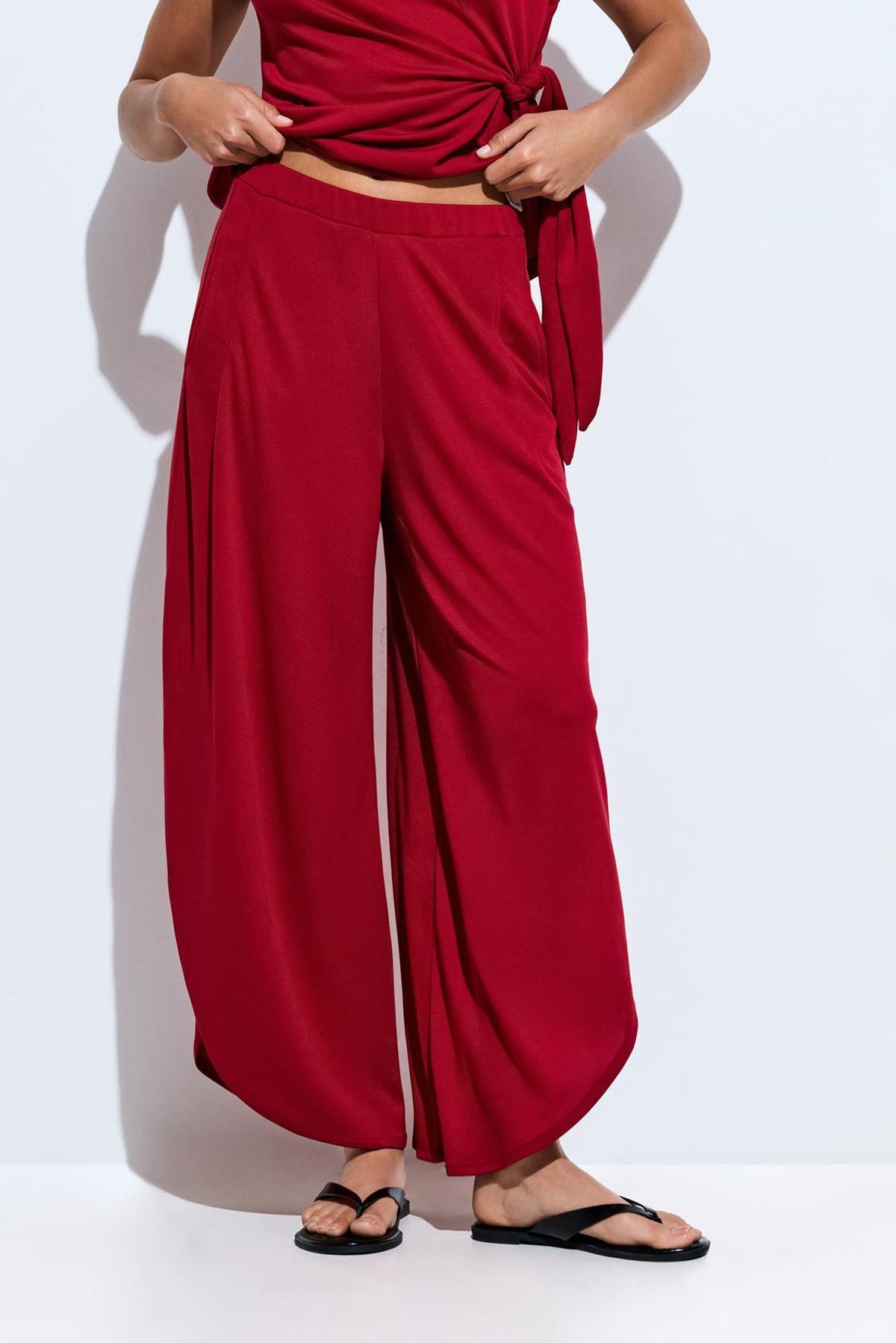 Pantalon jupe-culotte rouge avec ouvertures