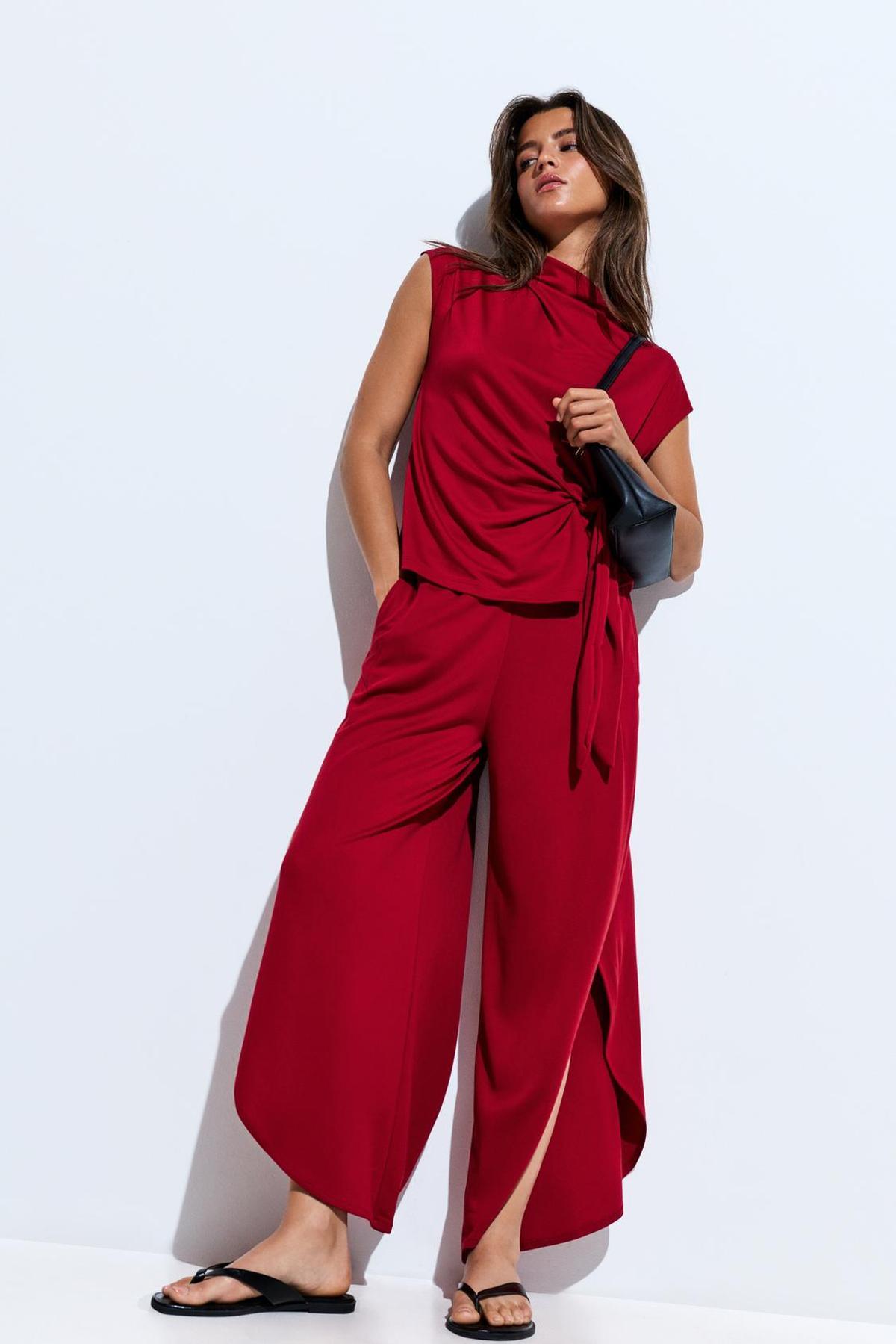 Ensemble haut rouge et pantalon jupe-culotte