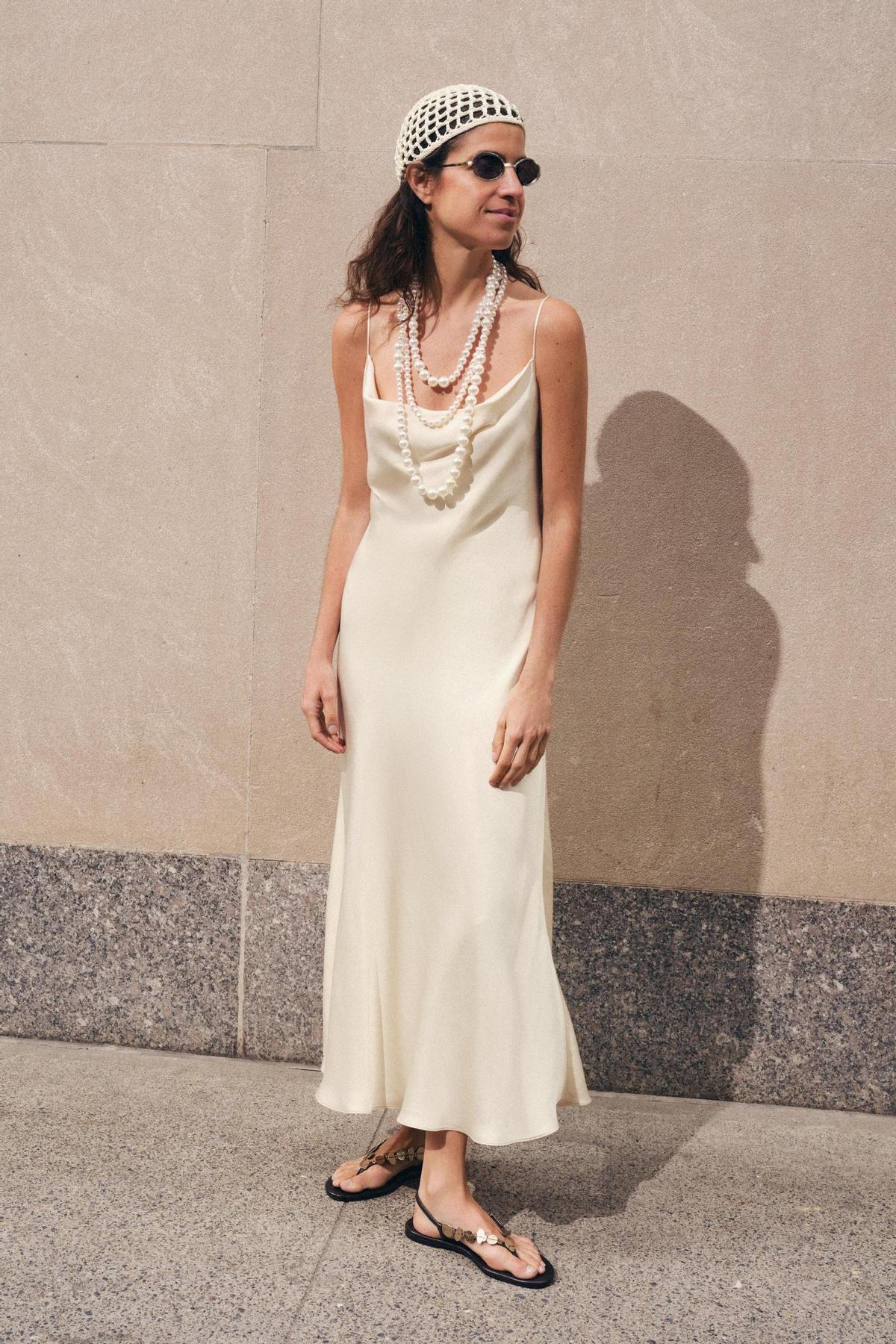 Robe nuisette en satin blanc