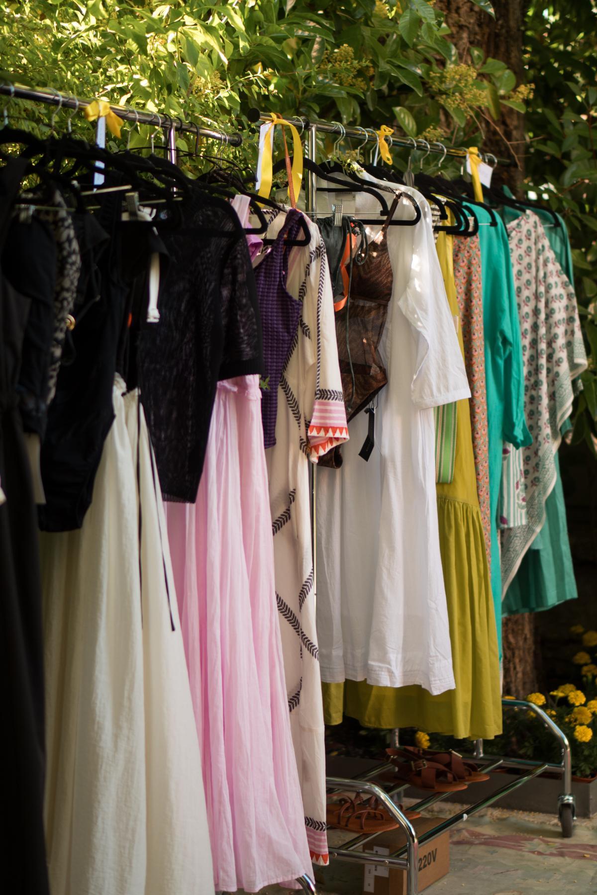 La nouvelle collection « Été 2026 » d'Olivia Brutus se compose de maillots de bain, bikinis, robes, caftans, sacs, chapeaux, tongs, lunettes de soleil, paréos et foulards.