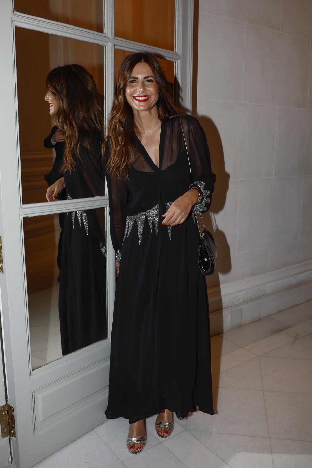 Nuria Roca avec une robe noire et des détails métalliques à l'événement El Confidencial