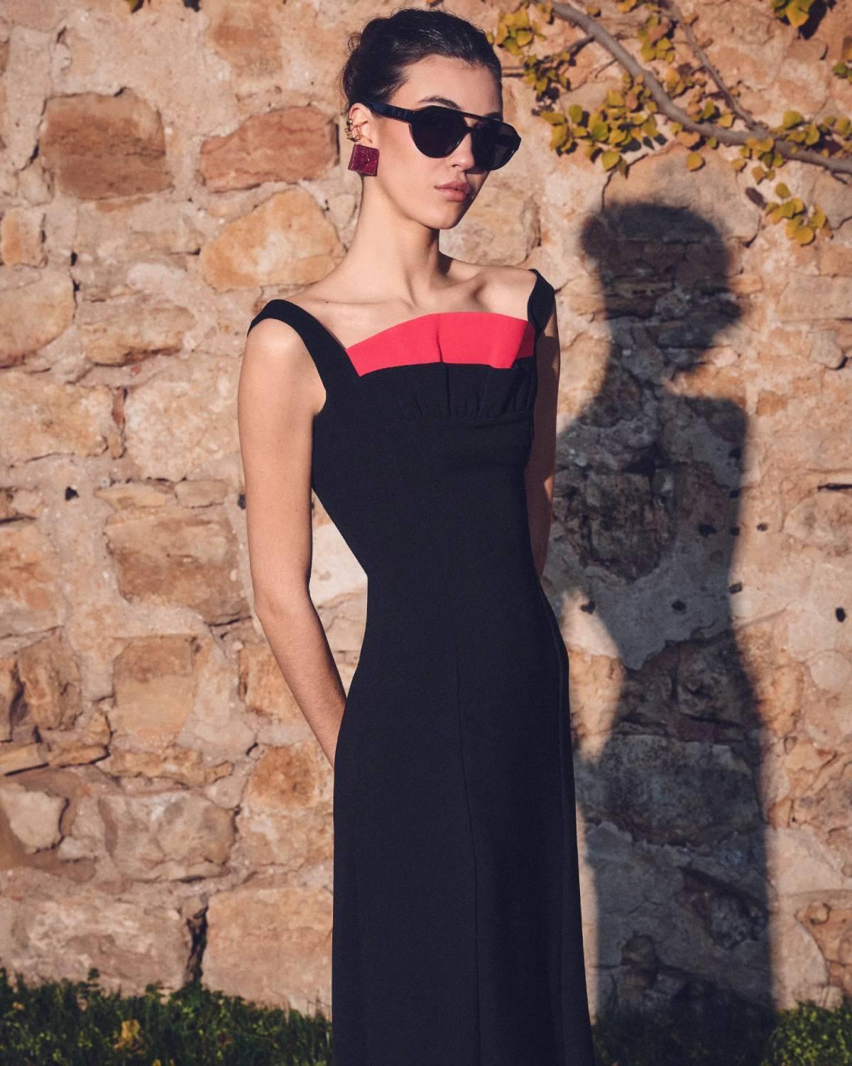 Robe d'invité avec décolleté contrasté, de IQ Collection