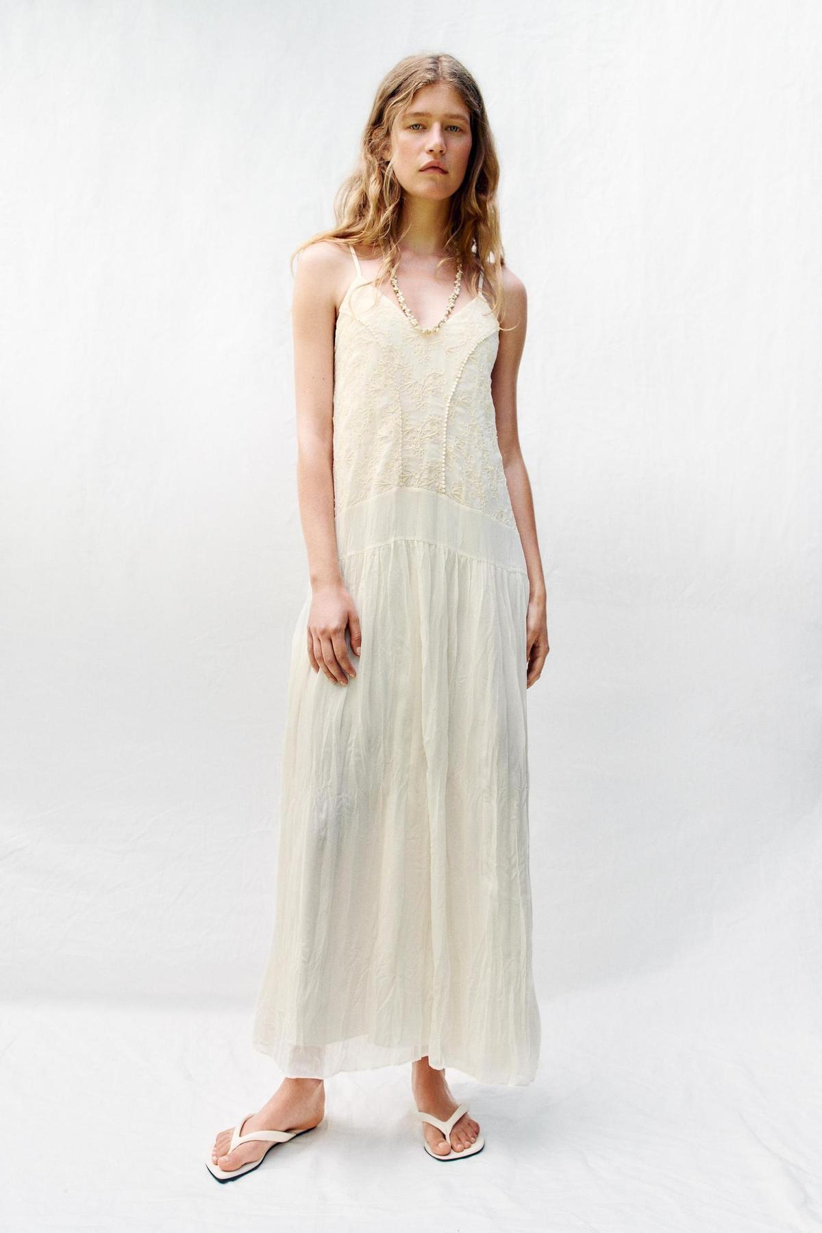Robe nuisette brodée blanche