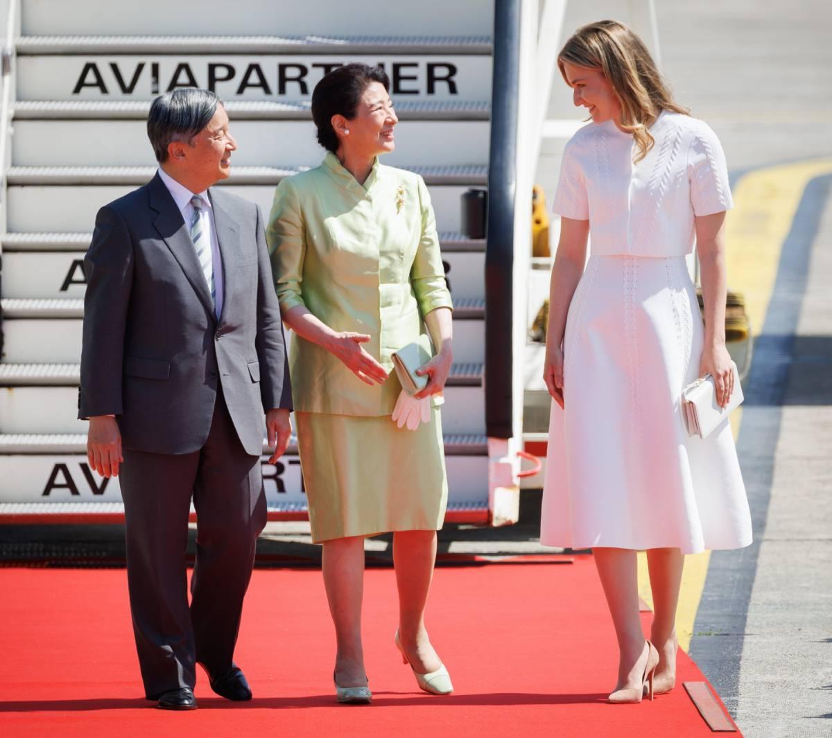 La princesse Elisabeth de Belgique, chargée de recevoir les empereurs du Japon à l'aéroport
