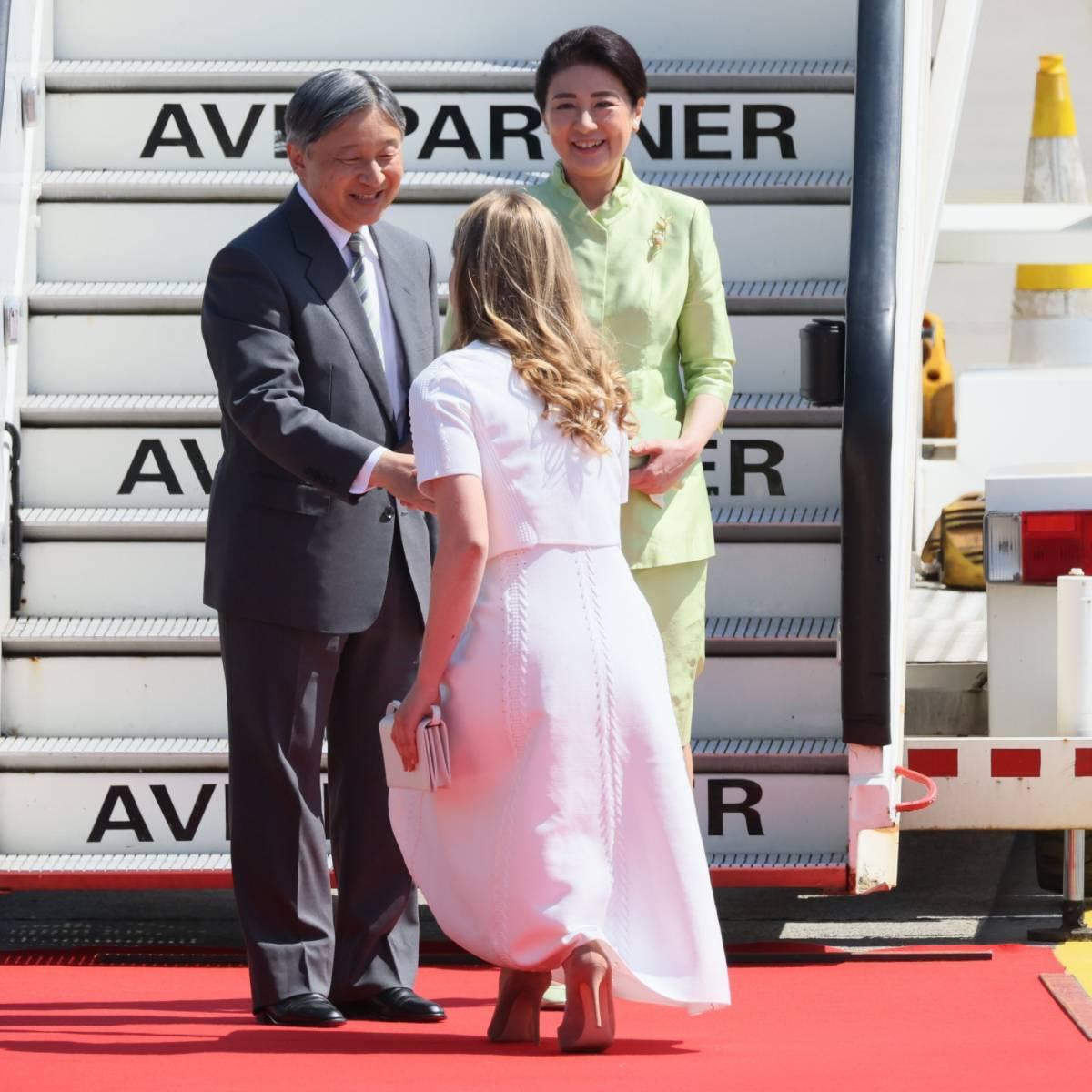 Elisabeth de Belgique reçoit les empereurs du Japon à leur arrivée à Bruxelles