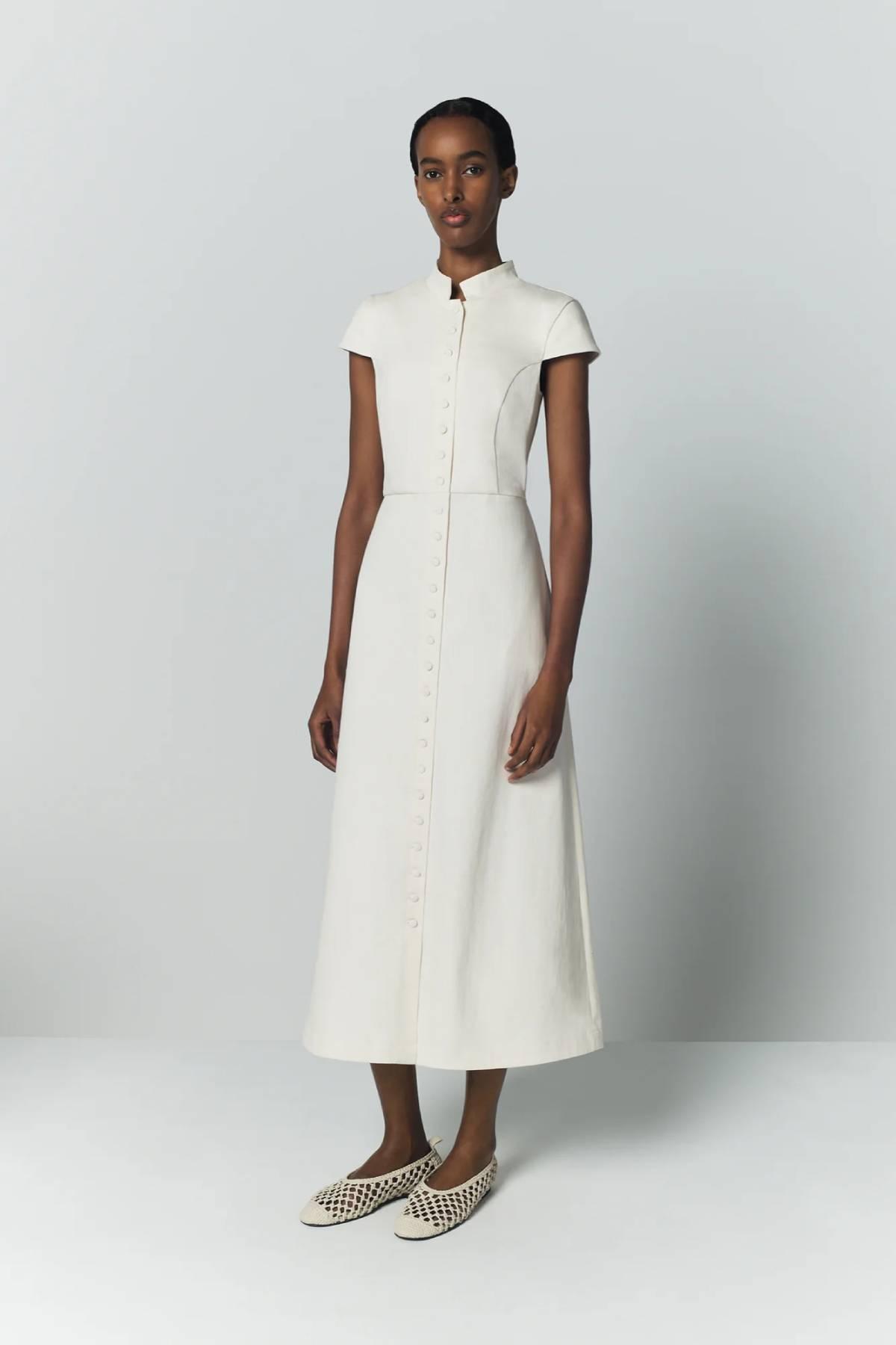 Robe blanche à col mao et boutons centraux, par Destrée