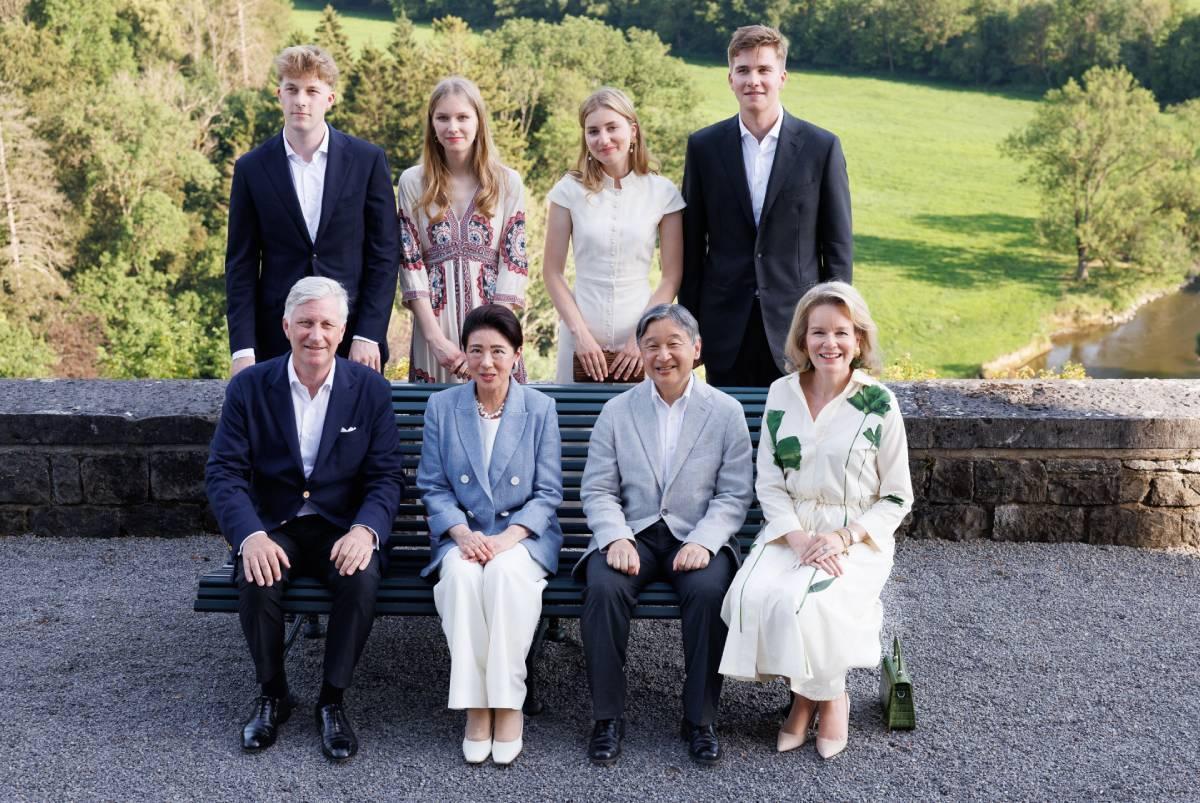 La première pose de la famille royale belge avec les empereurs du Japon lors de leur voyage d'État