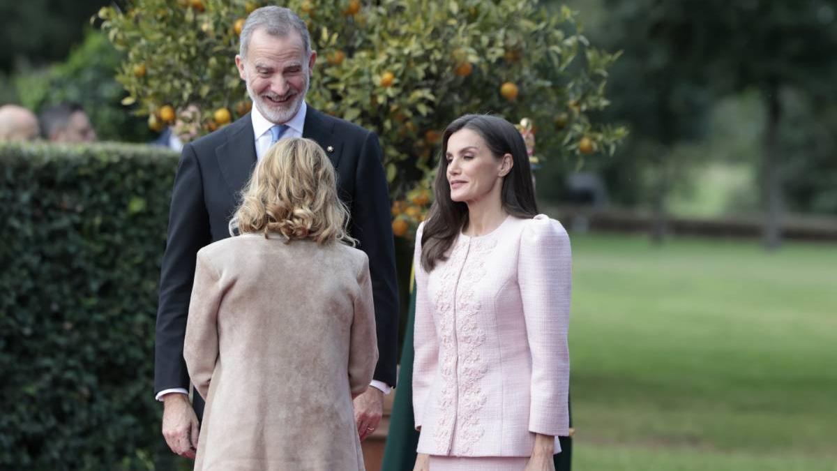 La reine Letizia, très élégante, présente à Rome la tenue la plus coquette du podium Carolina Herrera