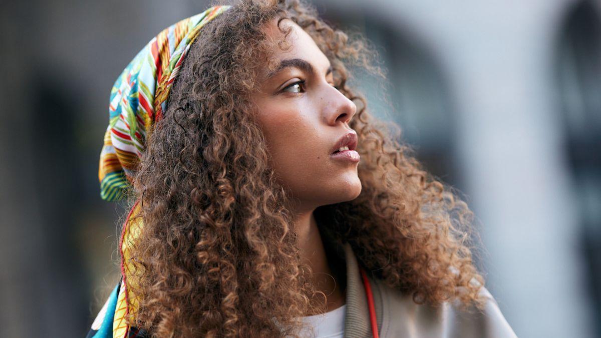 La coupe papillon n’est pas la plus flatteuse après 40 ou 50 ans. Ce sont les 8 coupes de cheveux bouclés les plus rajeunissantes ce printemps été 2026, selon les coiffeurs.