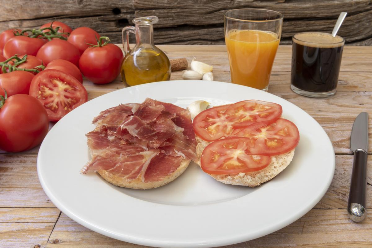Toasts au jambon, tomates et huile
