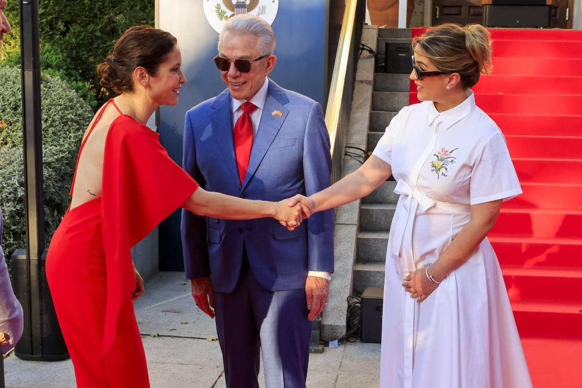 Isabel Díaz Ayuso montre son bas du dos avec une robe Lola Casademunt