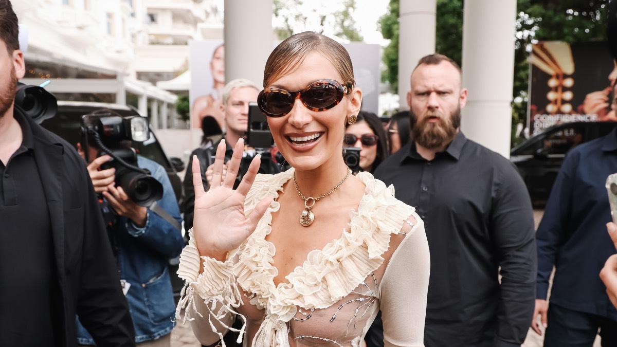Bella Hadid (29 ans) : "C'est très important de pouvoir me concentrer sur mes loisirs et de pouvoir sortir et peindre. J'aime jouer au tennis, monter à cheval, aller aux rodéos, aux courses de barils et aux concours hippiques"